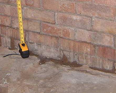 Concrete floor meets brick wall - open damp joint